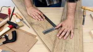 Coupe de parquet proprement