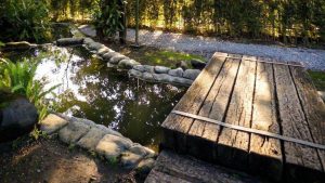 Traverses de chemin de fer dans le jardin