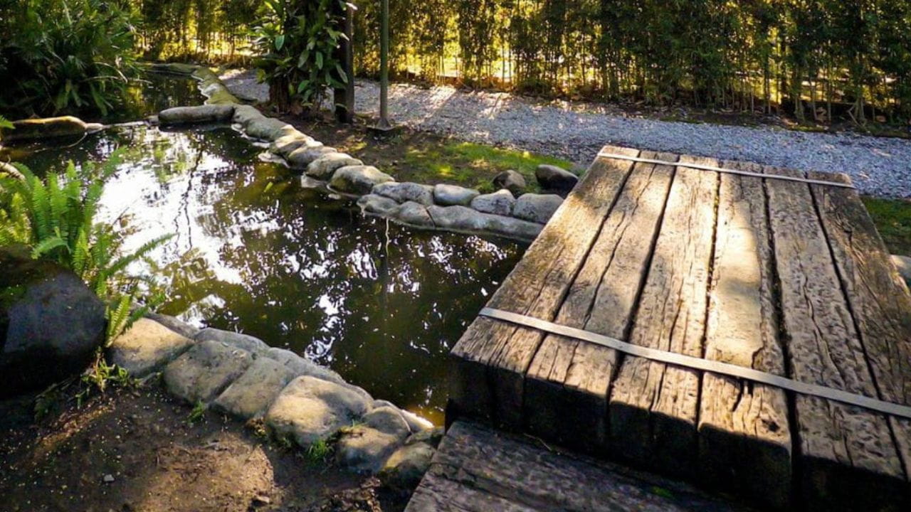 Traverses de chemin de fer dans le jardin