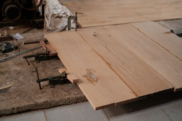 Plancher sur une terre battue